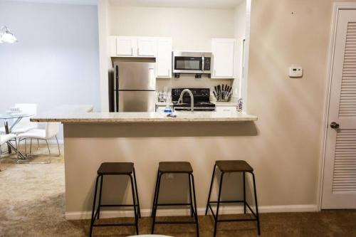 Lux 2BD 2BA minutes from the water