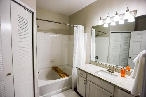 Lux 2BD 2BA minutes from the water