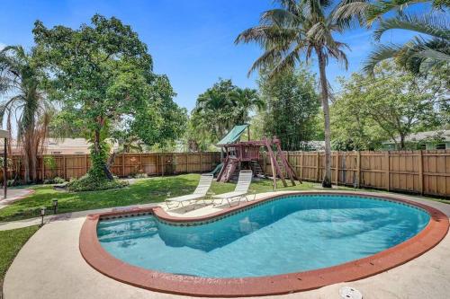 Tropical Oasis+heated Pool-4BR/KINGS/1mi to BEACH!