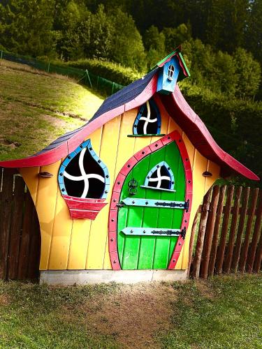 2 bedrooms, 9 beds