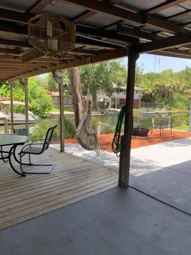 Cozy vintage waterfront home with fireplace and kayaks in Spring Hill, USA