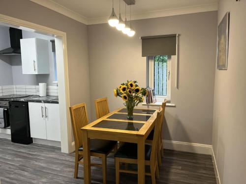 Kitchen, BlaydonBurn - Sleeps 4 5 - Parking - HotTub - Yard in Blaydon