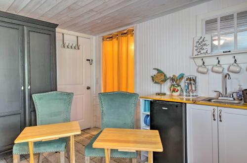 5 Mi to Rockport Beach Park Studio with Porch! in ฟูลตัน