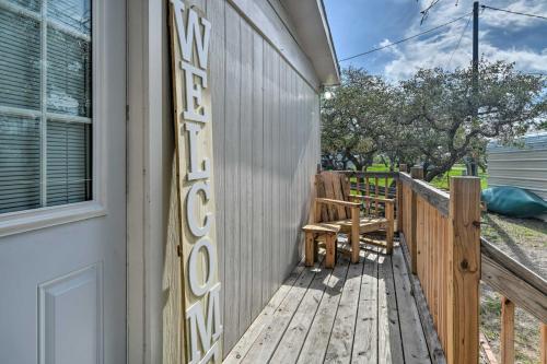 5 Mi to Rockport Beach Park Studio with Porch! in ฟูลตัน