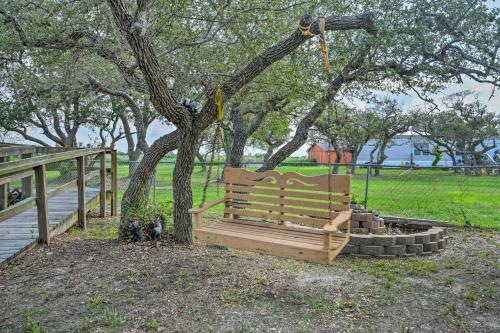 5 Mi to Rockport Beach Park Studio with Porch! in ฟูลตัน