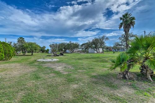 5 Mi to Rockport Beach Park Studio with Porch! in ฟูลตัน