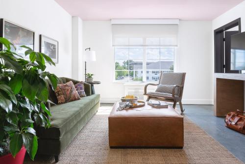 Elwood Hotel & Suites in Lexington, USA