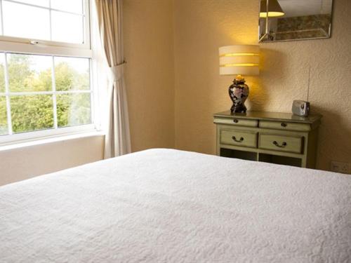 The Chestnuts Holiday Cottages - image 2
