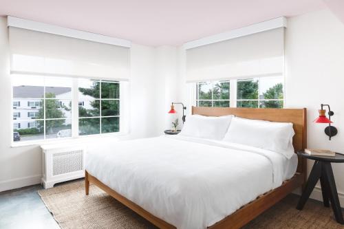 Elwood Hotel & Suites - image 2