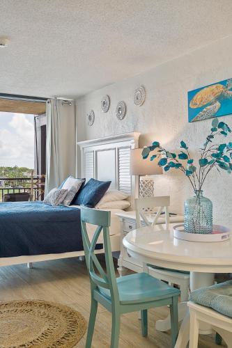 Aloha Hibiscus Room,Sunset Views - Hawaiian Inn Beach Resort in Daytona Beach Shores, USA