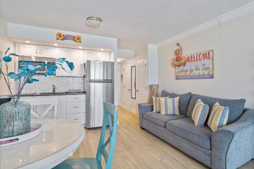 Aloha Hibiscus Room,Sunset Views - Hawaiian Inn Beach Resort in Daytona Beach Shores, USA