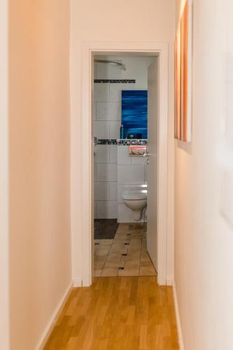 浴室, Modernes und gemütliches Designerzimmer (Modernes und gemutliches Designerzimmer) in 卡爾斯巴德