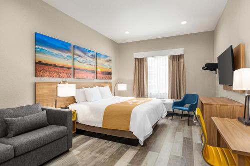 Days Inn & Suites by Wyndham Greater Tomball