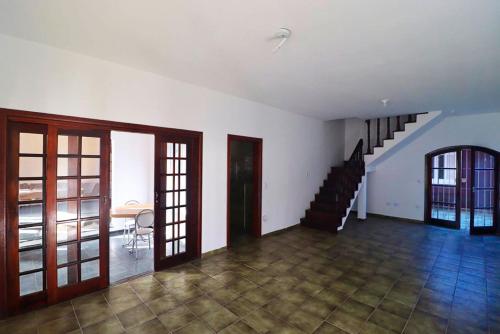 Casa com lazer a 500 metros da praia em Peruibe