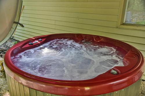 South Asheville home with hot tub just 11 miles to downtown