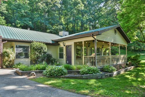 South Asheville home with hot tub just 11 miles to downtown