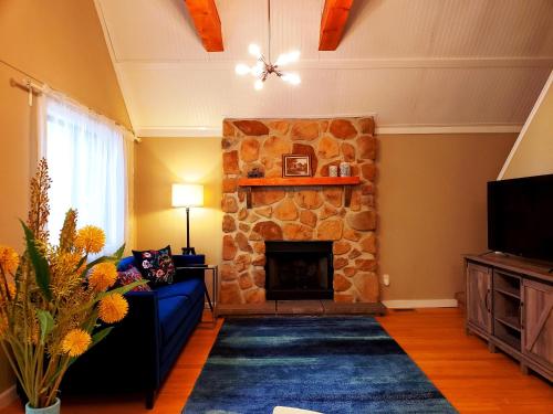 1400sf self checkin modern chalet AC Grill Firepit in Thornhurst, USA