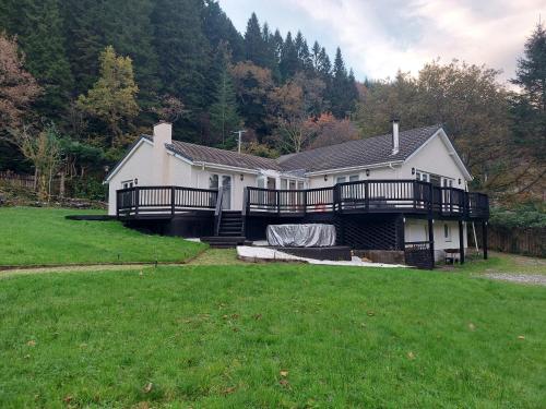 WATERSIDE 3 BED COTTAGE, HOT TUB, SAUNA, PVT BEACH in Arrochar