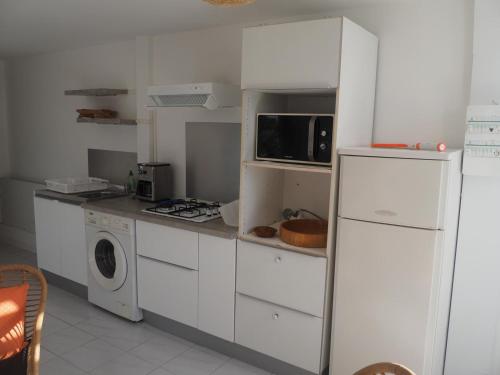 Kitchen, Les jardins d'Emilie in Le Moule