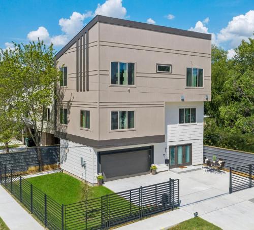 New Centrally Located Gated Modern Designer Home in Houston, USA
