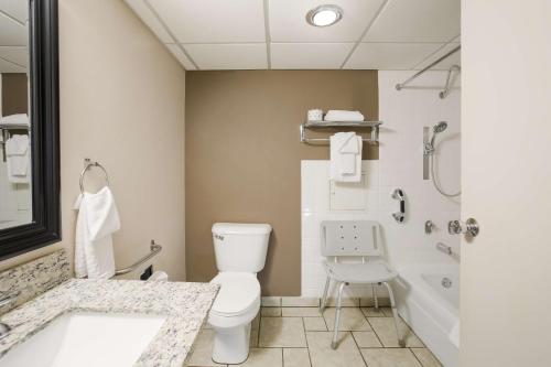 Queen Room with Bathtub - Disability Access