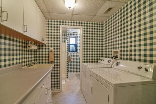 The Camby Cabin just 12 miles to downtown Asheville The Camby Cabin just 12 miles to downtown Asheville