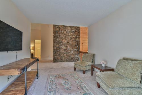 The Camby Cabin just 12 miles to downtown Asheville The Camby Cabin just 12 miles to downtown Asheville