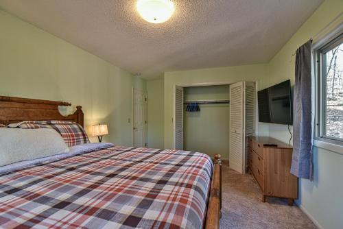 The Camby Cabin just 12 miles to downtown Asheville The Camby Cabin just 12 miles to downtown Asheville