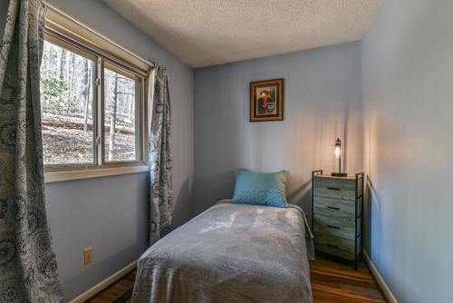 The Camby Cabin just 12 miles to downtown Asheville The Camby Cabin just 12 miles to downtown Asheville