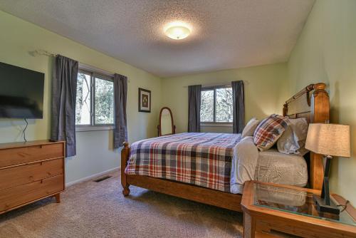 The Camby Cabin just 12 miles to downtown Asheville The Camby Cabin just 12 miles to downtown Asheville