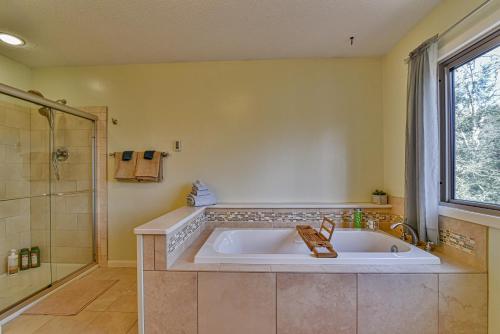 The Camby Cabin just 12 miles to downtown Asheville The Camby Cabin just 12 miles to downtown Asheville