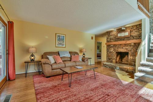 The Camby Cabin just 12 miles to downtown Asheville The Camby Cabin just 12 miles to downtown Asheville