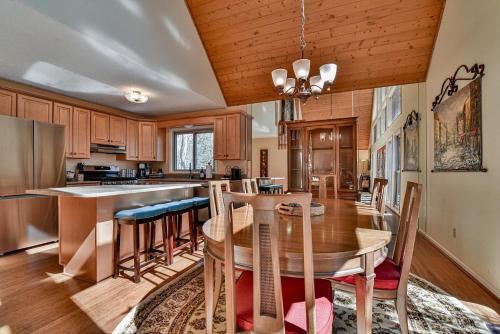 The Camby Cabin just 12 miles to downtown Asheville The Camby Cabin just 12 miles to downtown Asheville