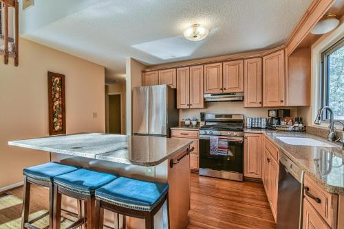 The Camby Cabin just 12 miles to downtown Asheville The Camby Cabin just 12 miles to downtown Asheville