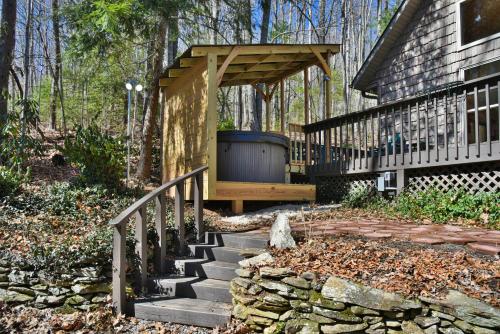 The Camby Cabin just 12 miles to downtown Asheville The Camby Cabin just 12 miles to downtown Asheville