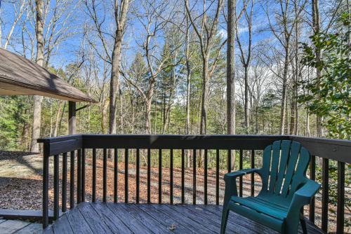 The Camby Cabin just 12 miles to downtown Asheville The Camby Cabin just 12 miles to downtown Asheville