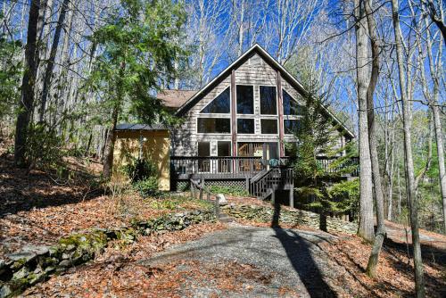 The Camby Cabin just 12 miles to downtown Asheville The Camby Cabin just 12 miles to downtown Asheville