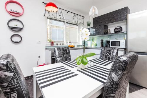 2 bedrooms, 4 beds