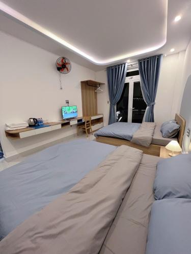 Standard Family Room image 1