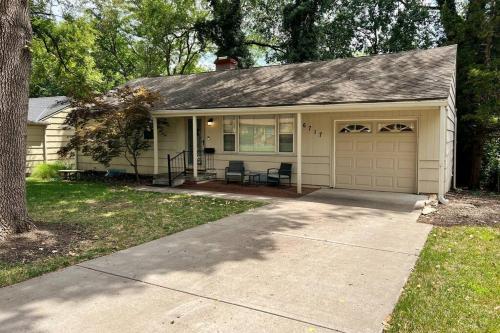 Cozy home in quiet Overland Park neighborhood