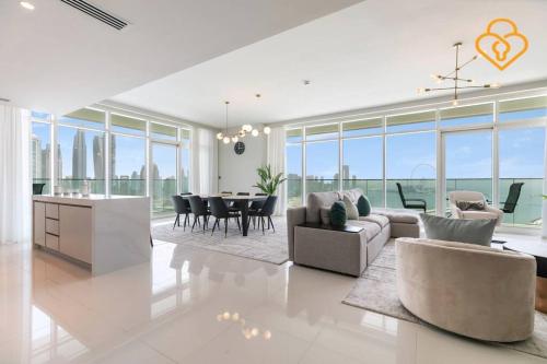 Fascinating Views! Large 4BR Private Beach Access, Emaar BeachFront, Dubai