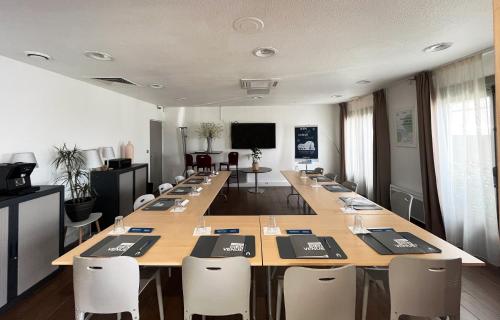 Спільний лаунж/ТБ зона, Campanile Villejust Za Courtaboeuf Hotel in Вільжуст