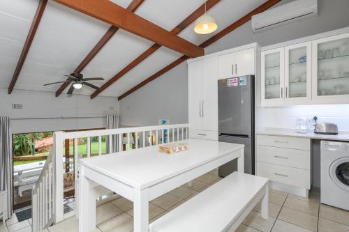 厨房, San Lameer Villa 2204 - 2 Bedroom Classic - 4 pax - San Lameer Rental Agency in 南布隆姆