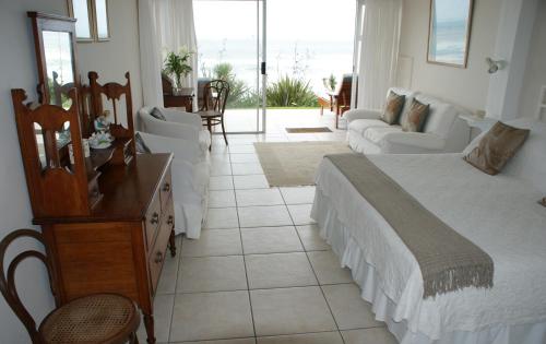 The Pink Lodge on the Beach in Wilderness