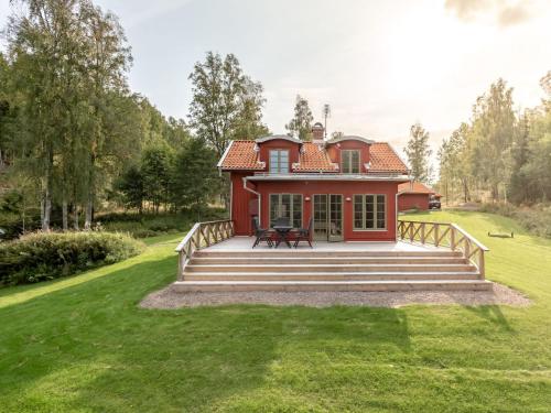 Romantische Villa in wunderschöner Natur am See - Accommodation - Tived