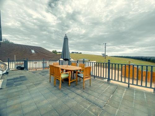 ระเบียง/ชานเรือน, ฮอว์คเฮาส์ (Hawk House) in เวสท์ คาเมล