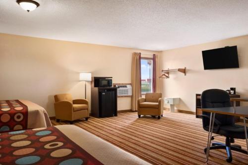 Super 8 by Wyndham Mattoon - image 11