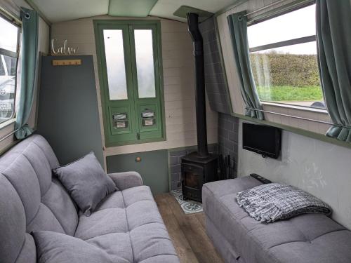 Mini Escape - 2 Berth Narrowboat on the Grand Union, Hertfordshire