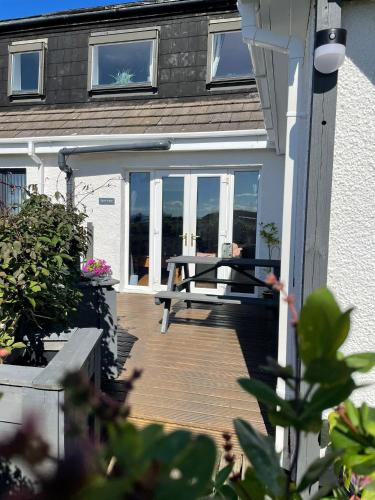 Iekārtas, Self Catering Spacious 2 Bed Apartment with sea views in Porthendersona