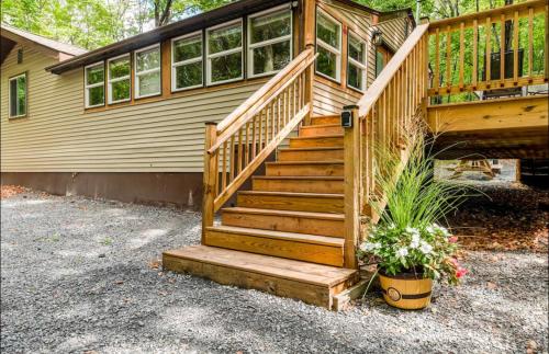 The Nook Lodge - cabin with hot tub at Shawnee and Camelback Mtn in Marshalls Creek